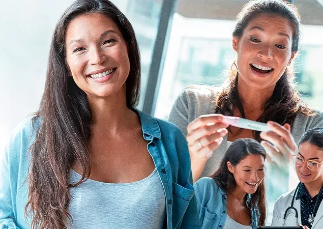 Gestante sorridente com a mão na barriga