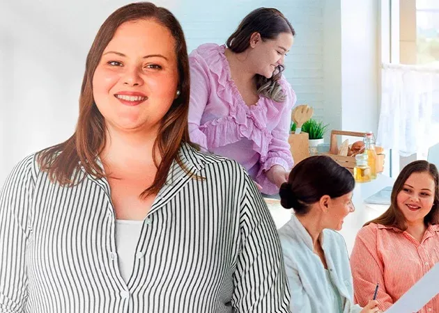 Mulher sorridente de camisa listrada